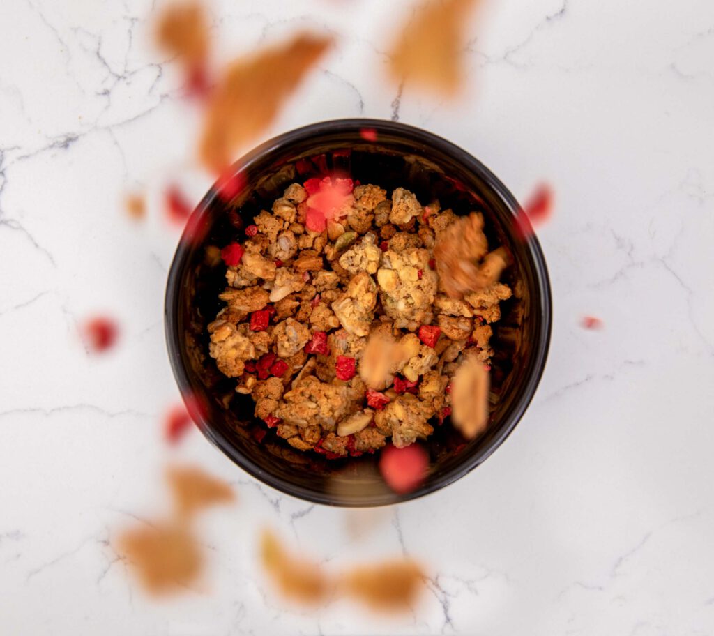 Carbonaut Strawberry Vanilla Crisp Granola – 283 g