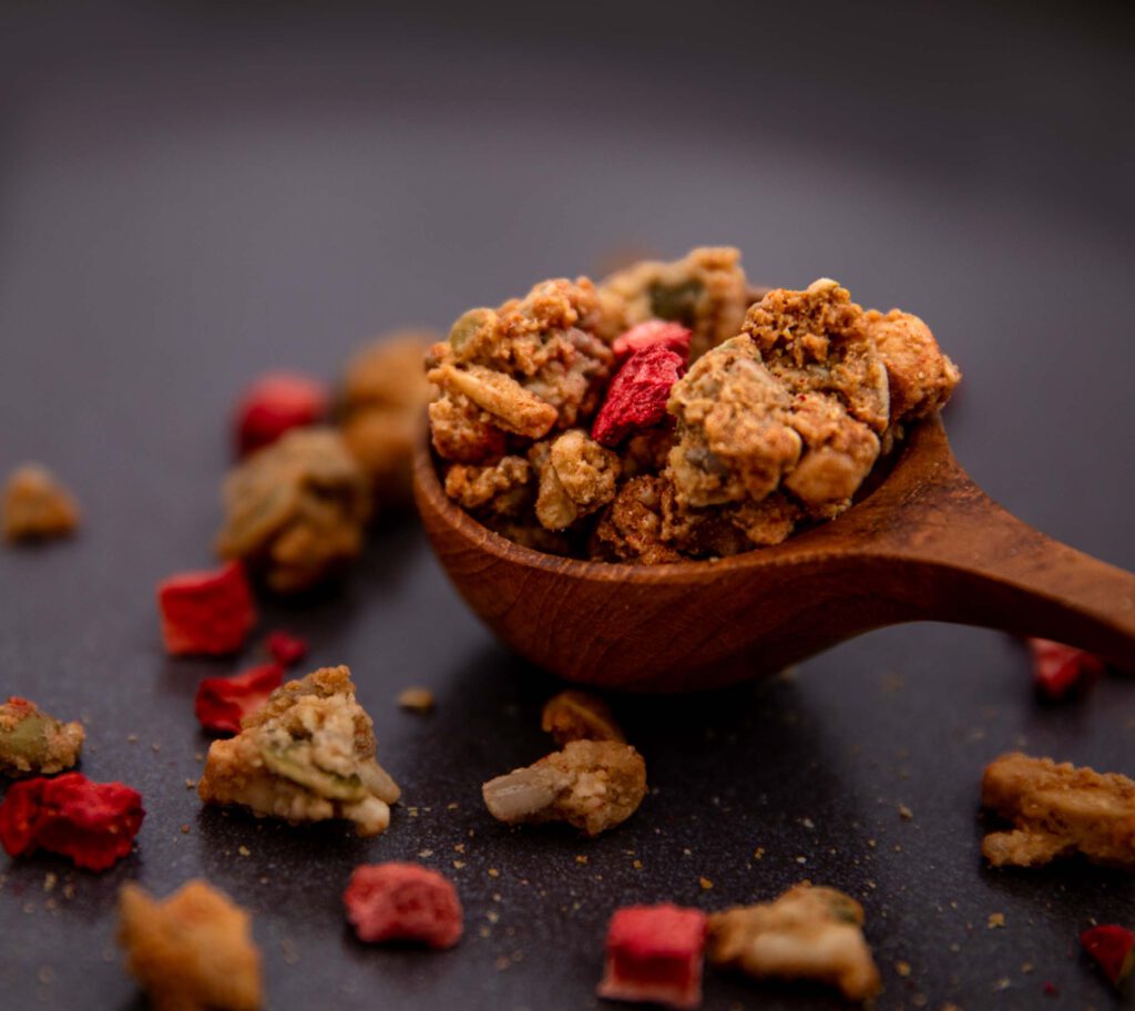 Carbonaut Strawberry Vanilla Crisp Granola – 283 g